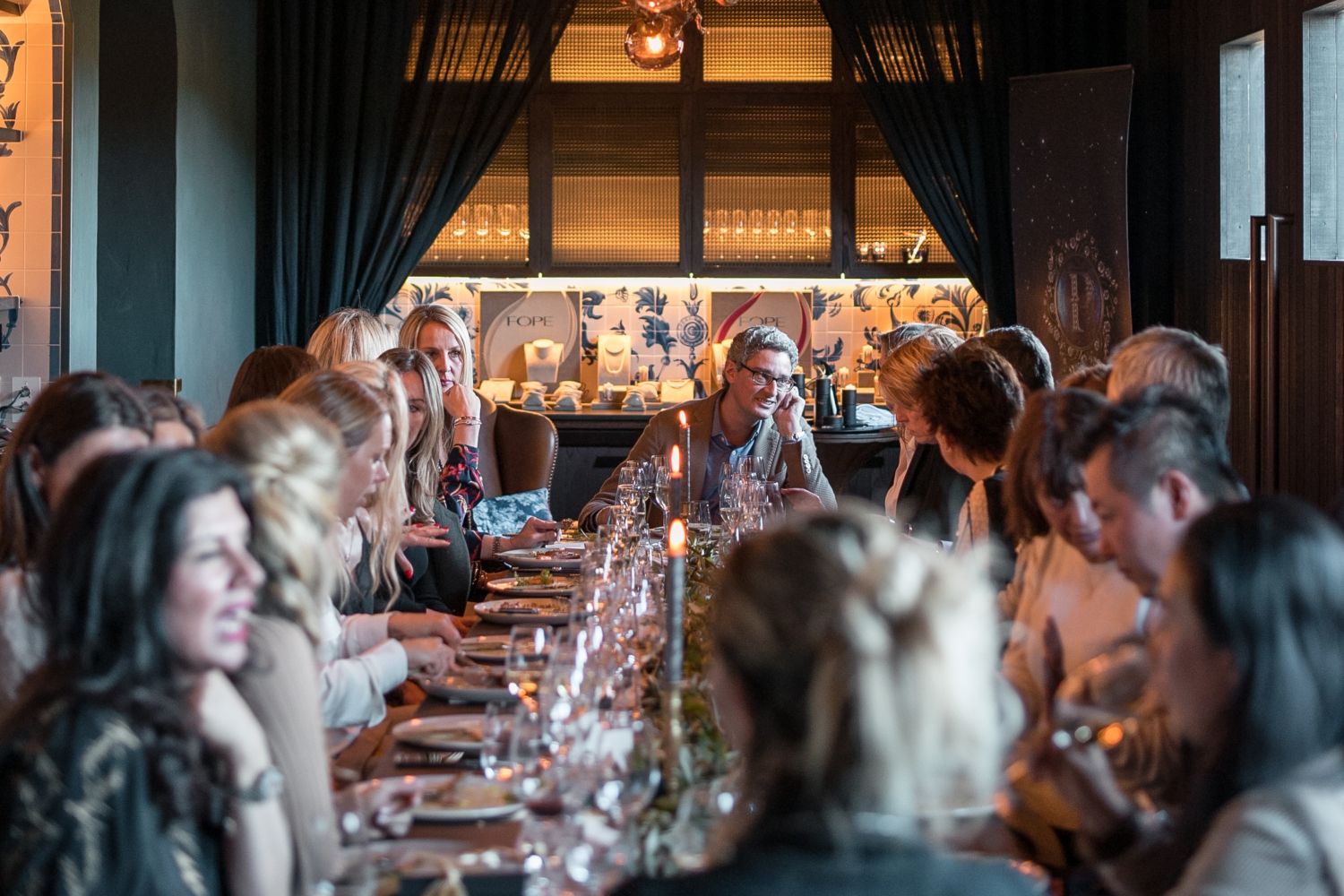 Un grupo de amigos disfruta de una cena en un restaurante / Unsplash