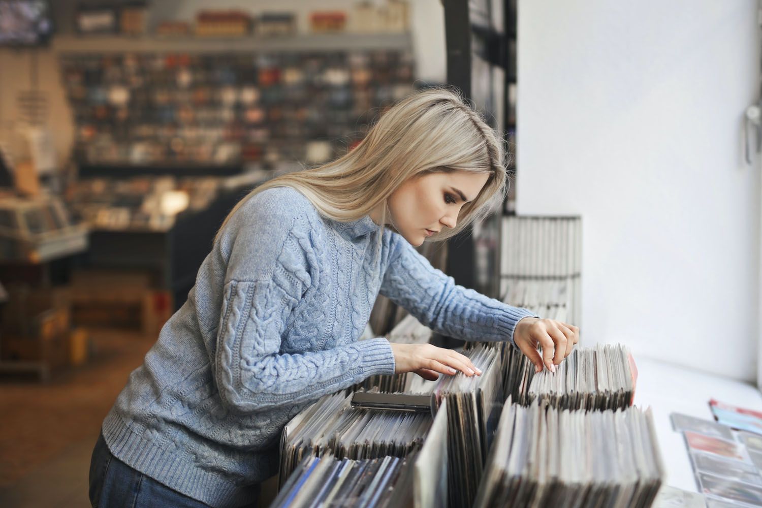 Una mujer hace las compras de Navidad en una tienda de segunda mano con garantía / PEXELS