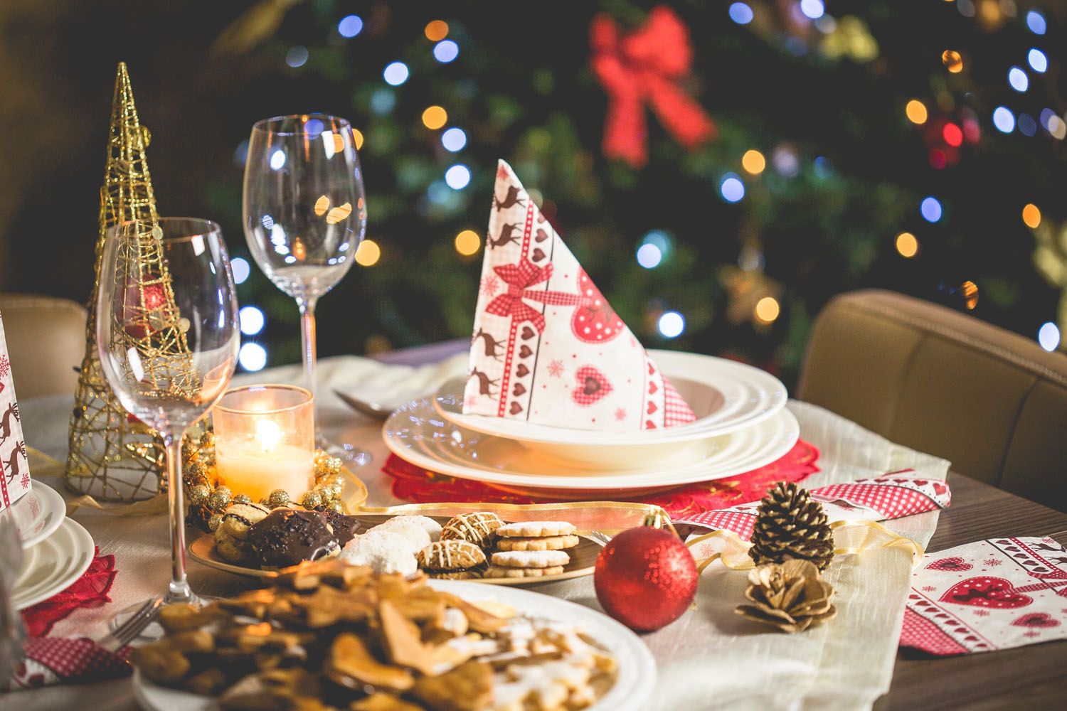 Varios alimentos sobre una mesa durante la cena de Nochebuena / PEXELS