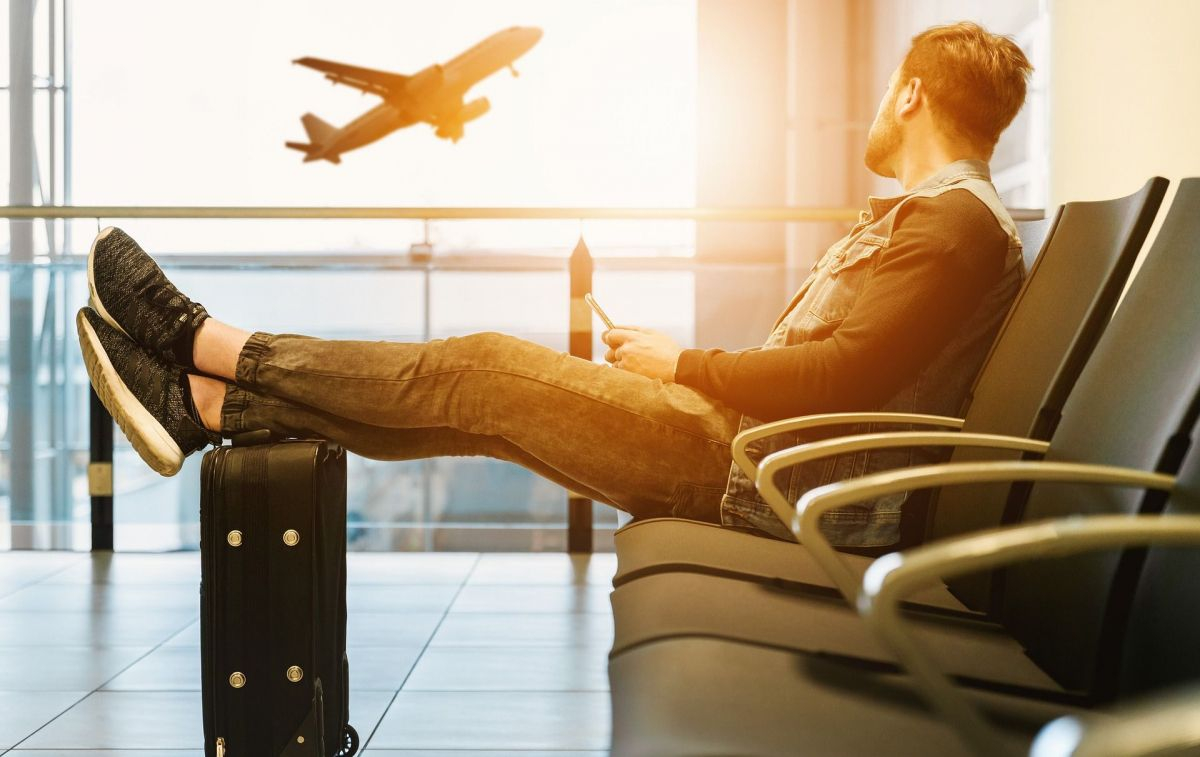 Un pasajero espera en el aeropuerto a su vuelo retrasado / PEXELS