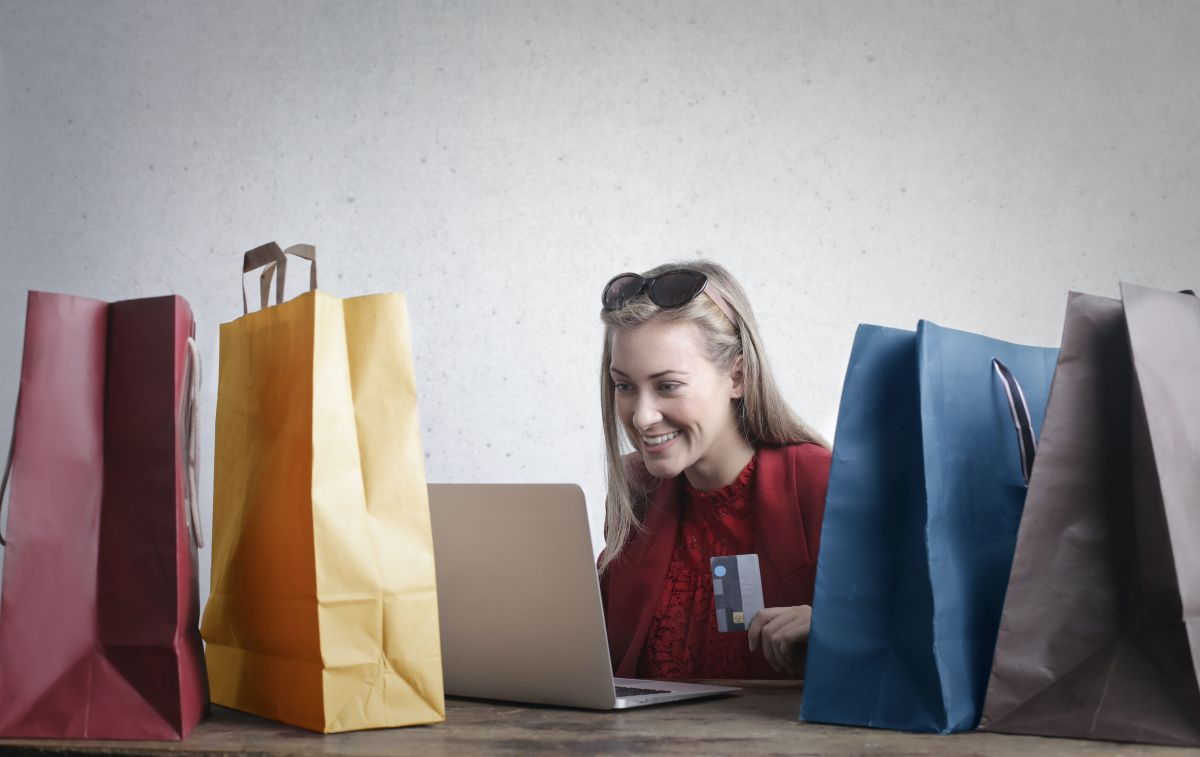 Una usuaria, rodeada de bolsas, fruto de comprar online con su tarjeta de crédito / PEXELS