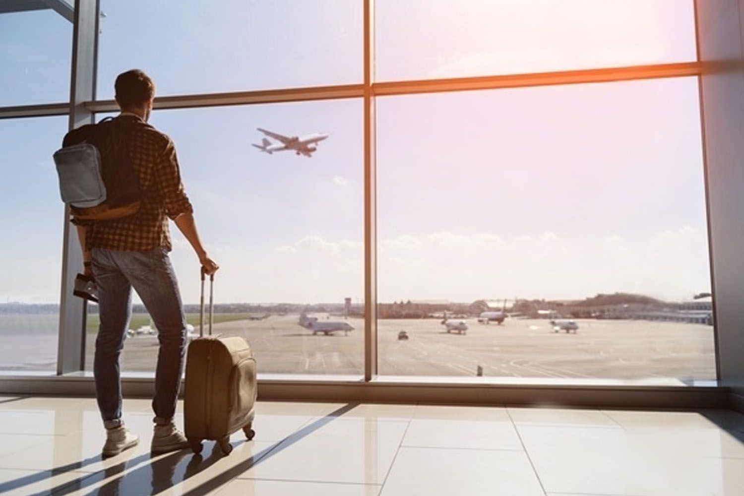 Una viajero contempla como su vuelo se adelanta y despega antes de hora / EP