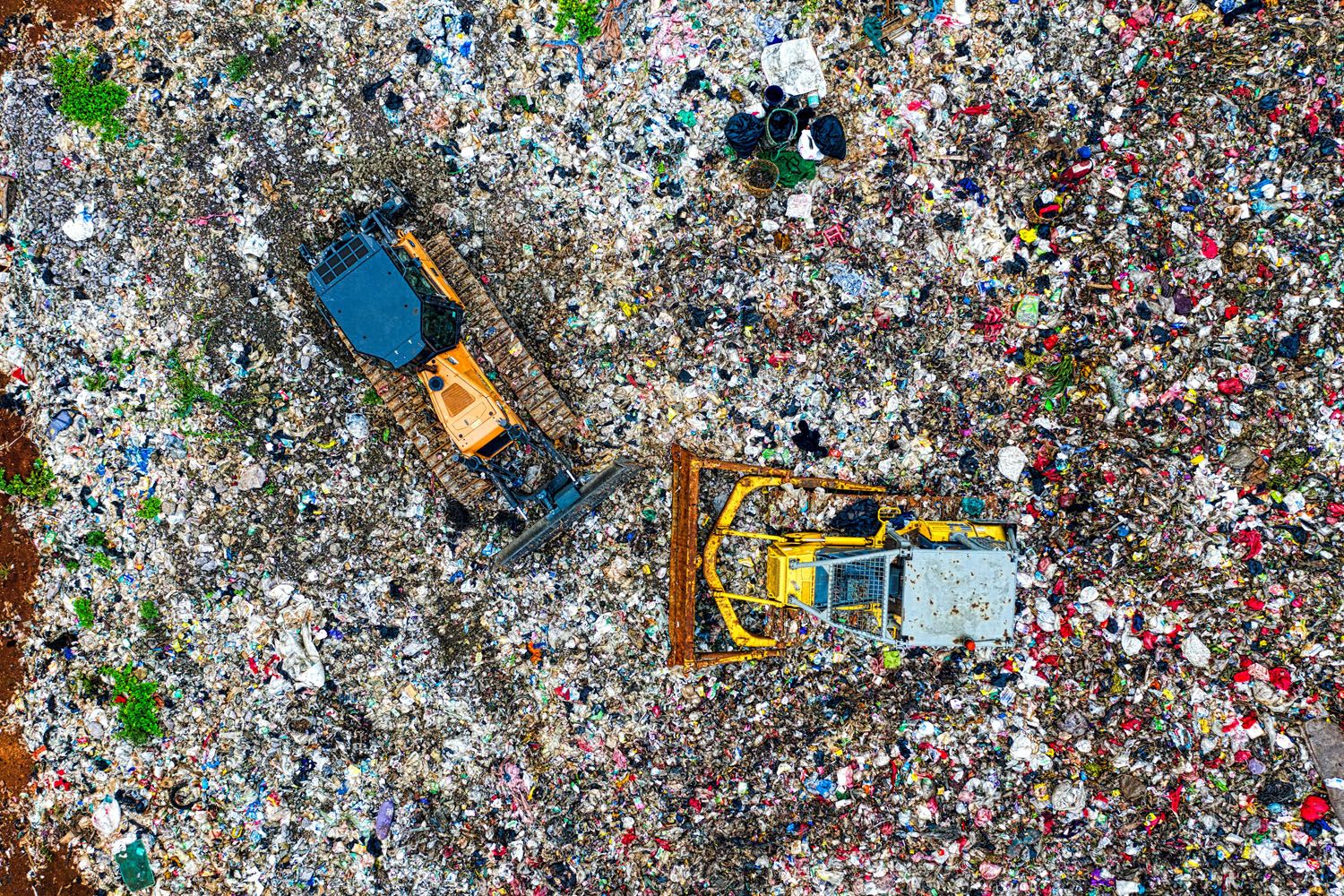 Dos máquinas entre montañas de materiales que serán reciclados / PEXELS