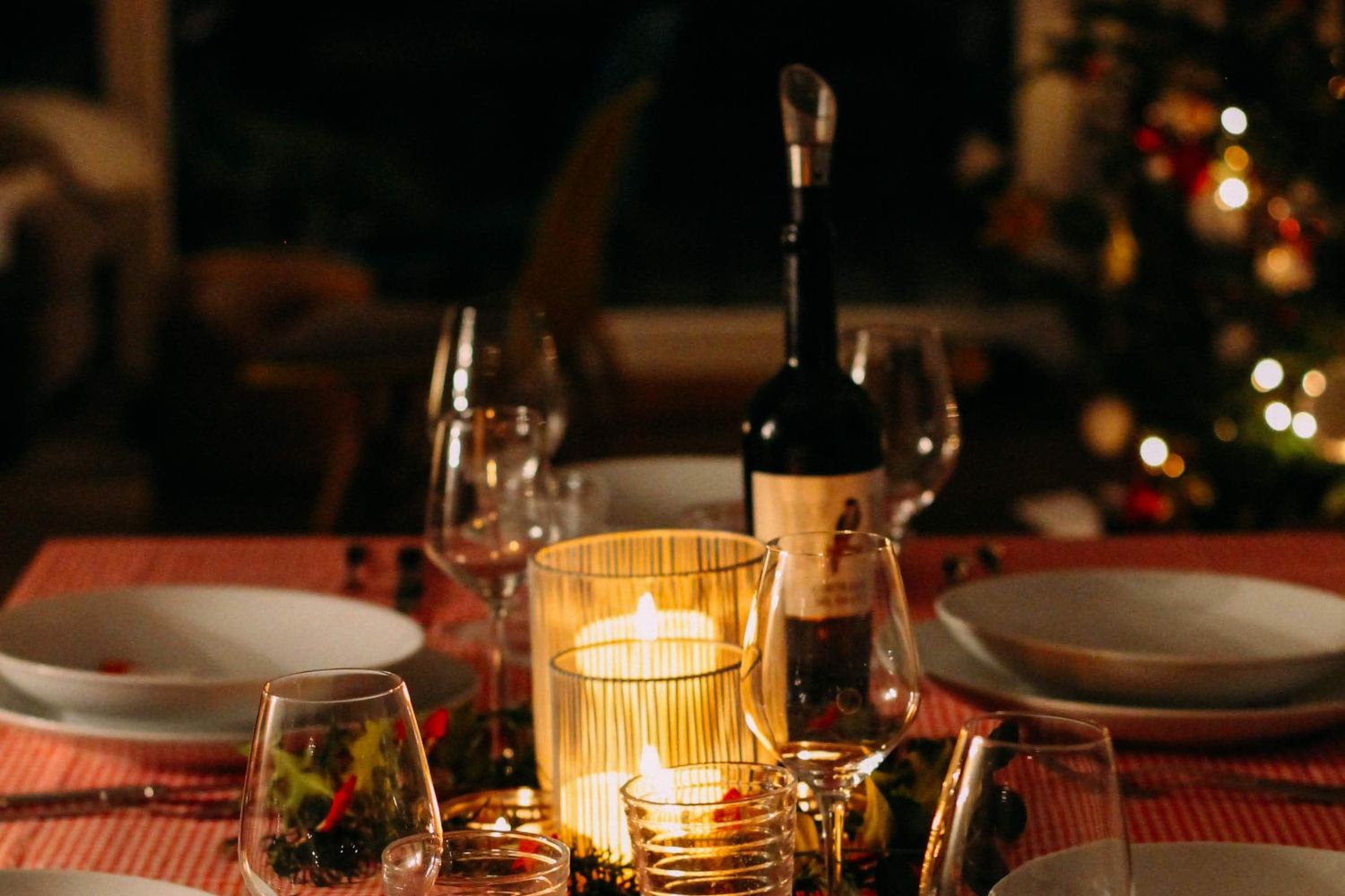 Una mesa para cenar con velas y evitar el alto precio de la luz / PEXELS