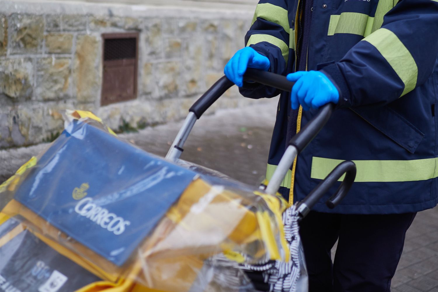 Un cartero, miembro de la plantilla de Correos, con su carrito / EP