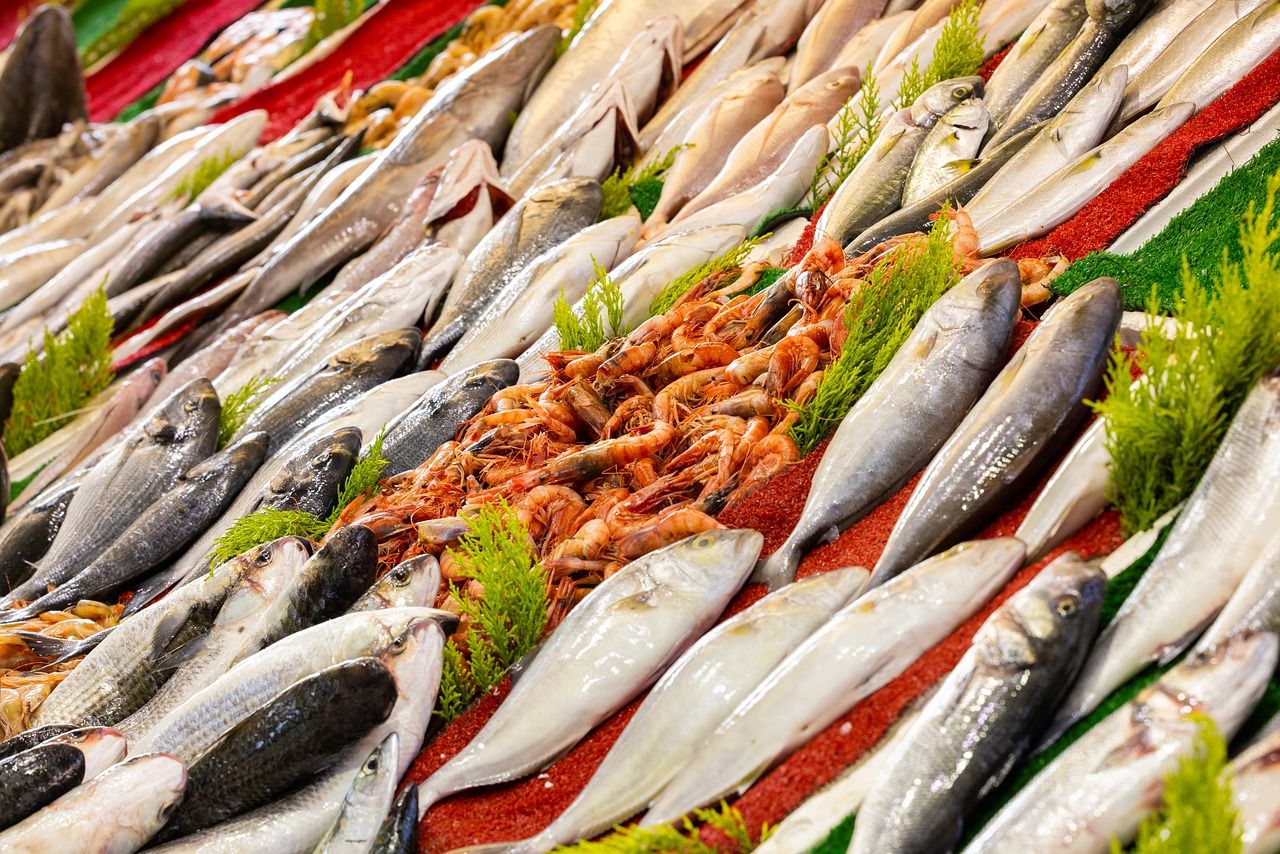 Exposición de pescados y mariscos en una pescadería / PIXABAY