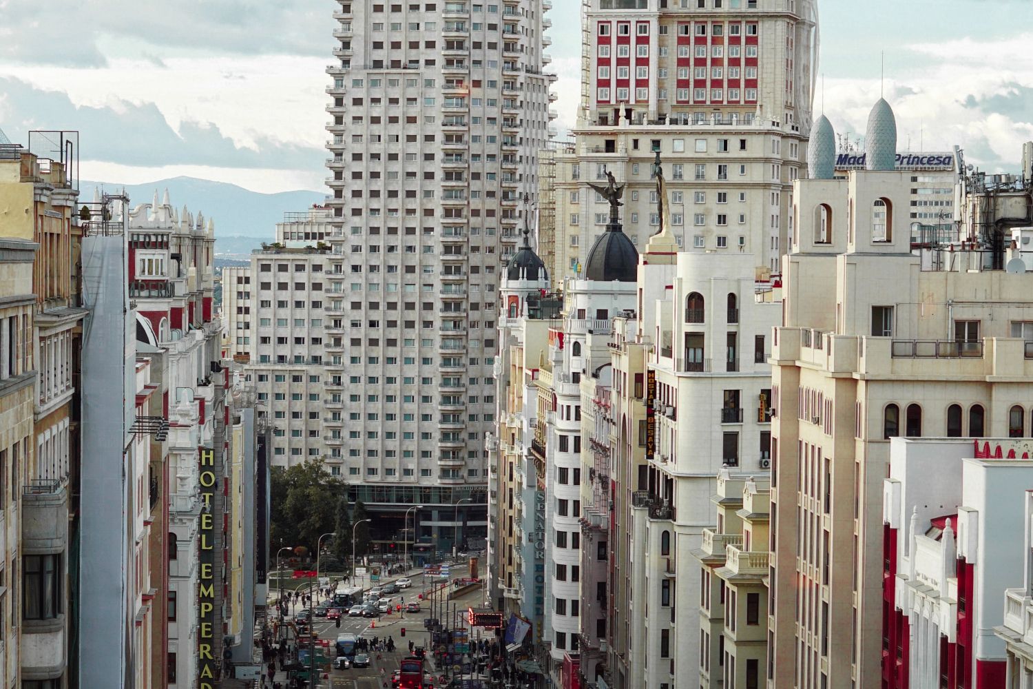 Vista de la Gran Vía (Madrid),  una de las ciudades españolas favoritas para viajar en el puente de Todos los Santos / PEXELS