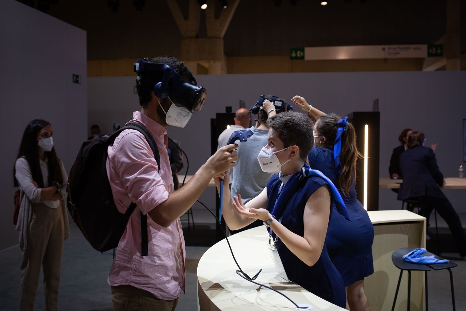 Un asistente utiliza unas gafas de realidad virtual en las instalaciones de la segunda jornada de la XIV edición del Mobile World Congress 2021 / EP