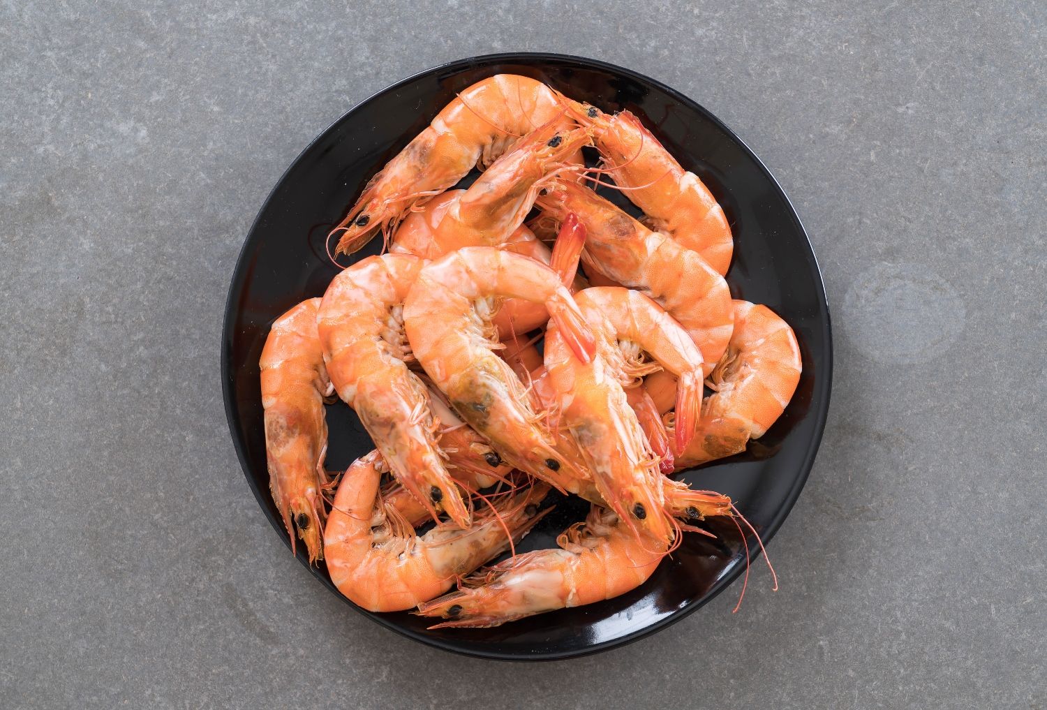 Varias gambas frescas sobre un plato / FREEPIK