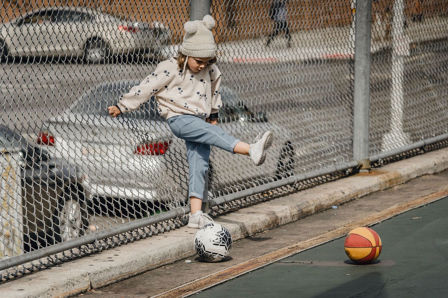 Una niña chuta una pelota de baloncesto que le han regalado los Reyes / PEXELS