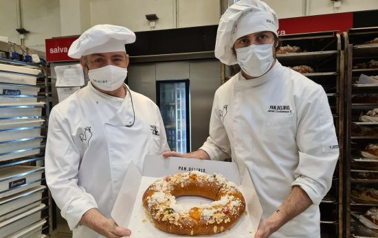 Javier Cocheteux padre e hijo posan con uno de los roscones que han creado en Pan.Delirio / MARTA PEIRO Javier Cocheteux padre e hijo posan con uno de los roscones que han creado en Pan.Delirio / MARTA PEIRO