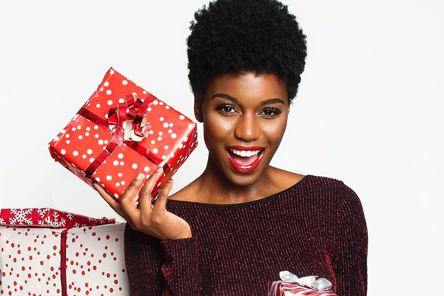 Un mujer con con un vestido de brillo en Navidad / PEXELS