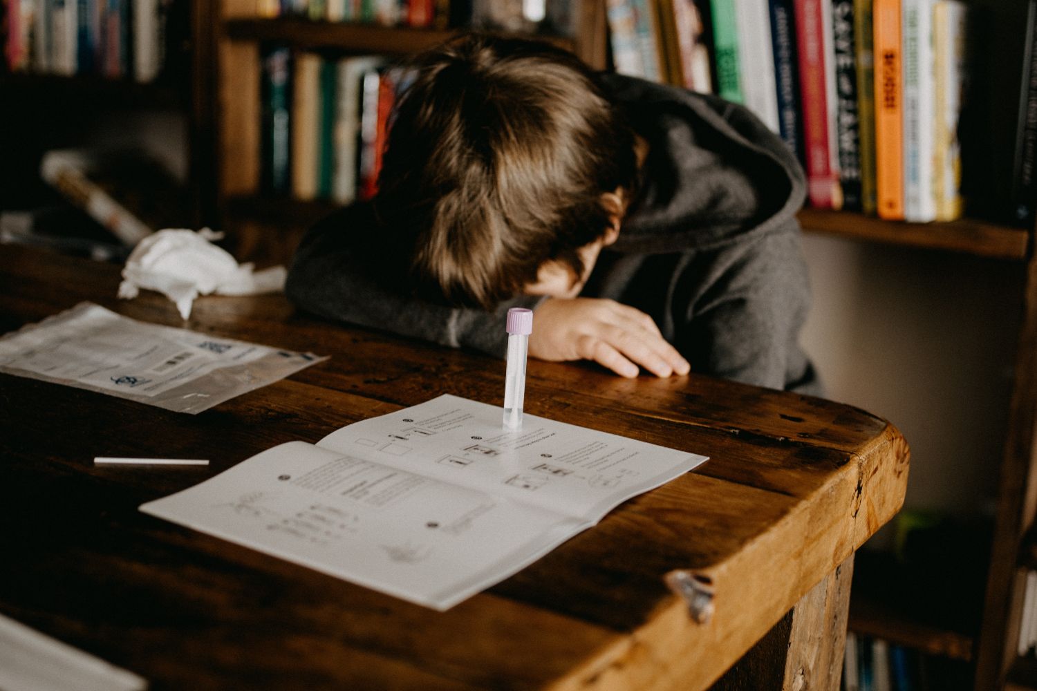 Un niño trata de realizar un test de antígenos / UNSPLASH