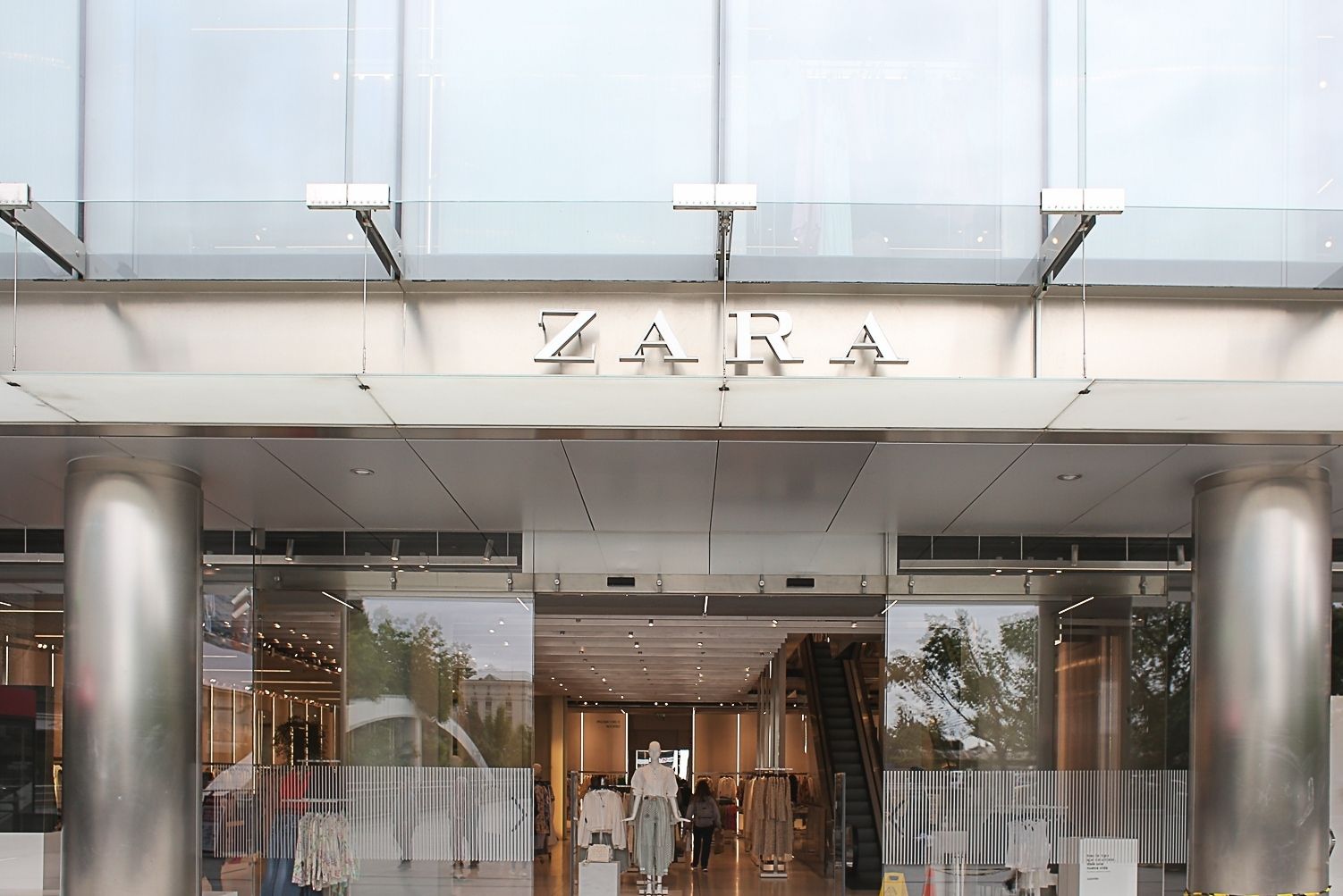 Já pode localizar peças de roupa e reservar provadores nas lojas da Zara  com uma App – NiT
