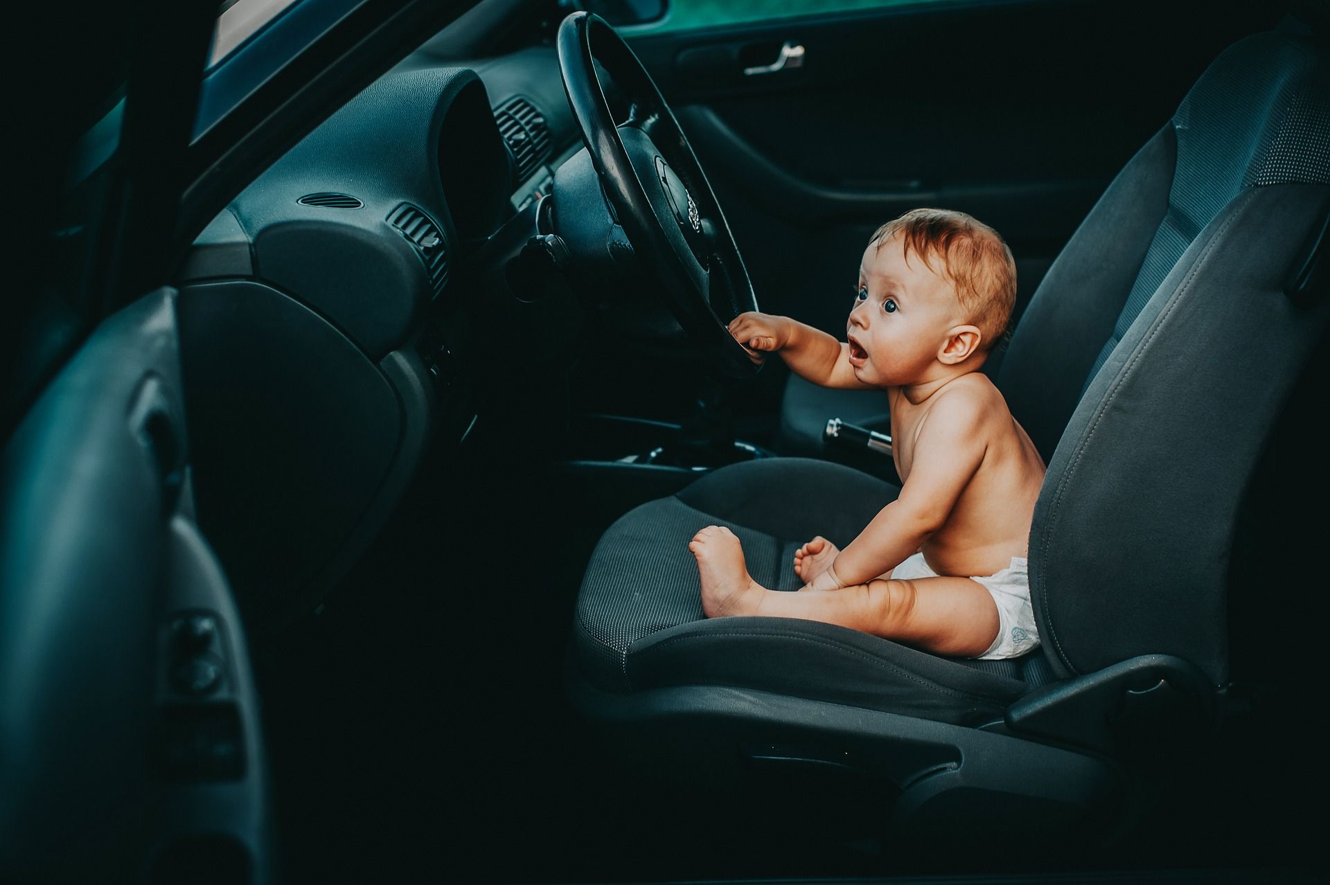 niño coche conductor