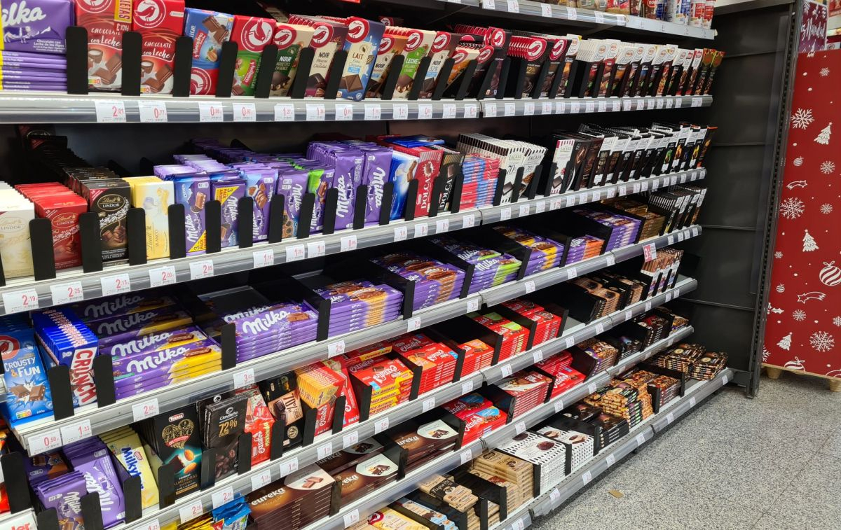 Estanterías con tabletas de chocolate en un supermercado de Madrid / CG