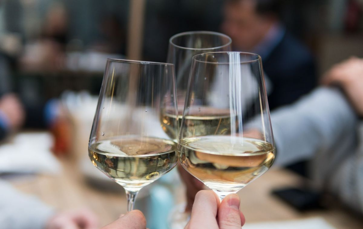 Dos personas brindan con vino, una bebida que podría relacionarse con la miopía / UNSPLASH