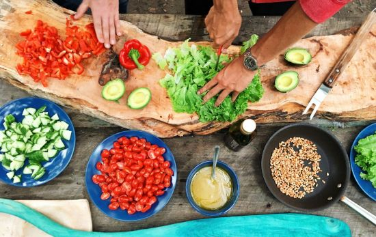 Dos personas preparan una comida saludable con ingredientes de la dieta mediterránea / PEXELS