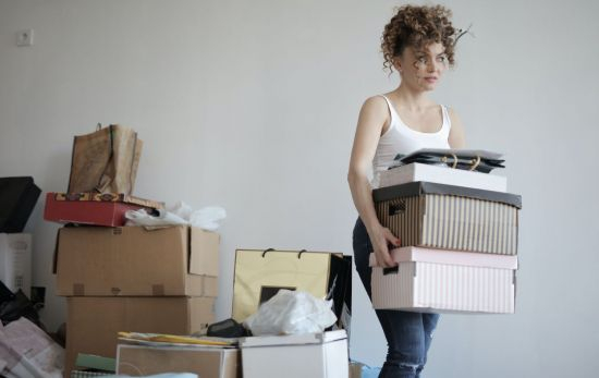 Una mujer trata de poner en práctica una técnica japonesa de limpieza / PEXELS