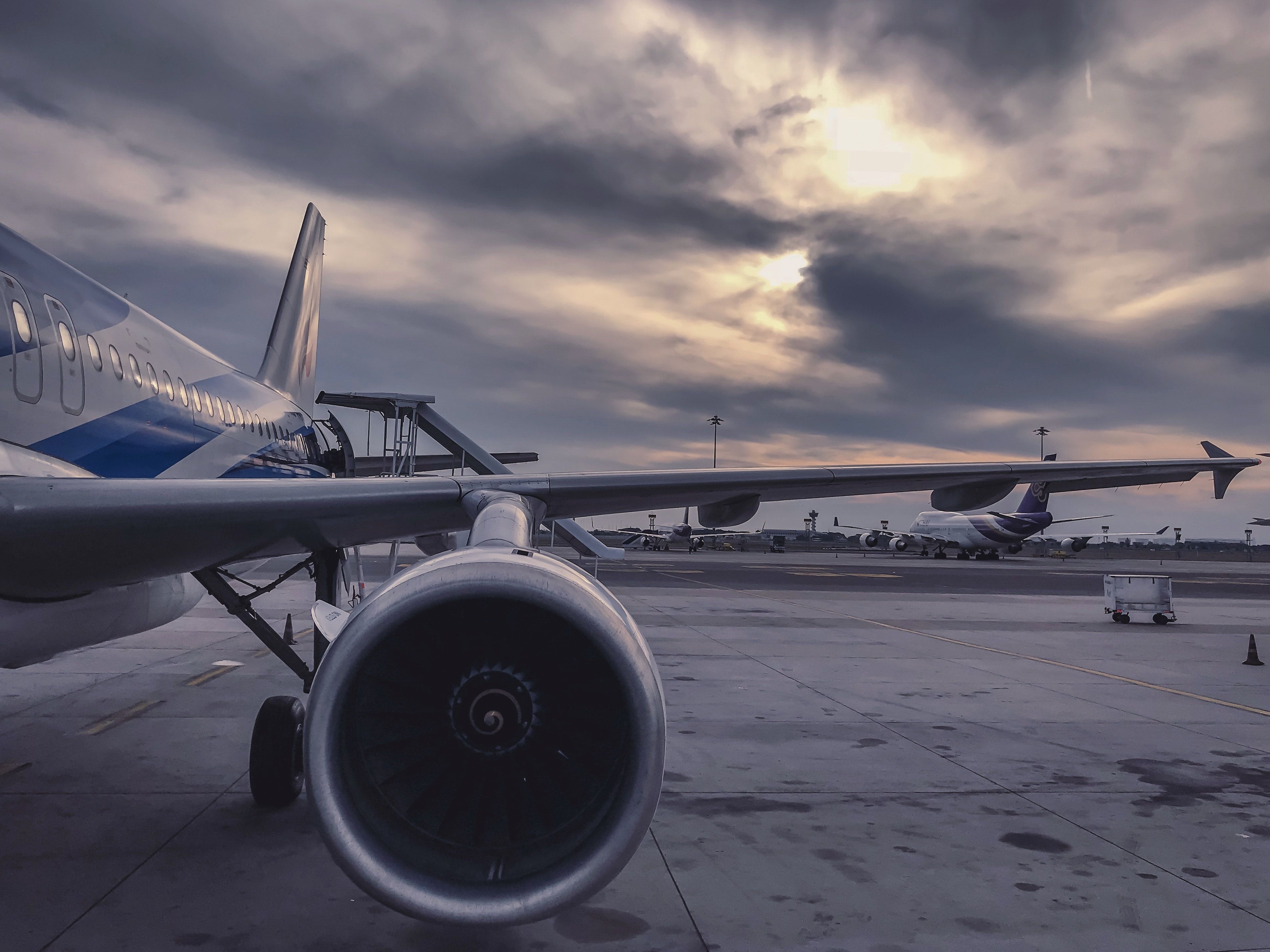 Vista de una de las alas de un avión cuyo vuelo ha sido cancelado / PEXELS