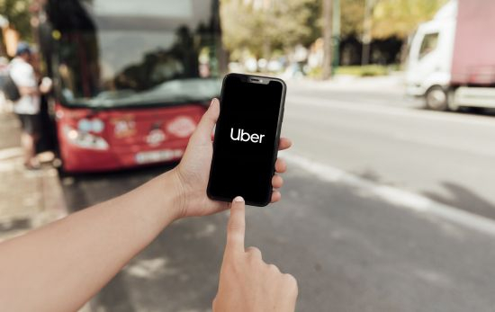 Un usuario pide un Uber desde su teléfono móvil / FREEPIK