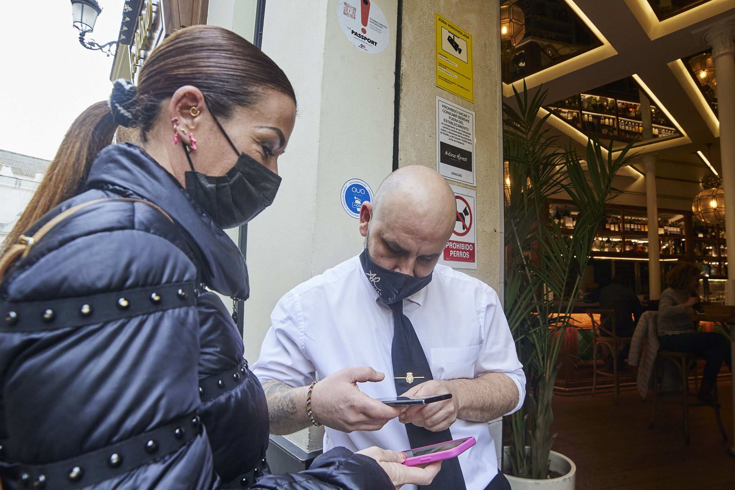 Una mujer que entra en un bar y le piden el pasaporte Covid / EP