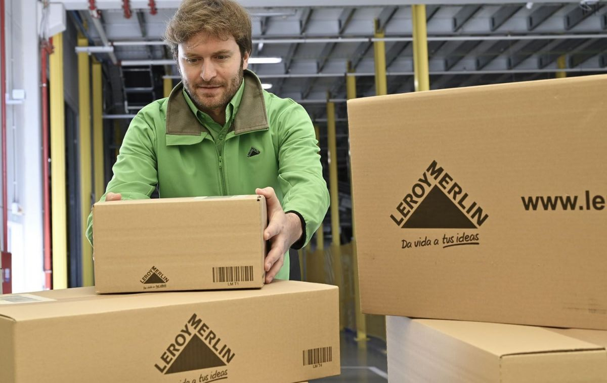 Un trabajador de Leroy Merlin prepara unos paquetes para su recogida / LEROYMERLIN