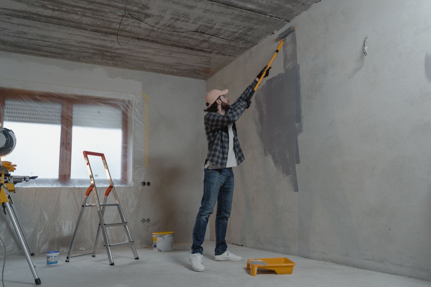 Un joven pinta una de las habitaciones de su casa / PEXELS