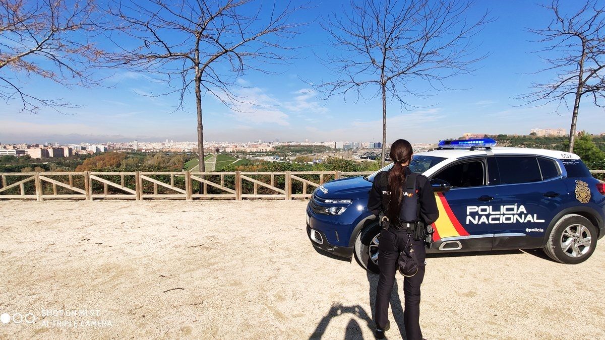 Una agente de la Policía Nacional durante un servicio / TWITTER POLICÍA