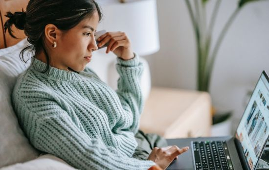 Una chica observa en su portátil las novedades de una tienda de ropa online / PEXELS