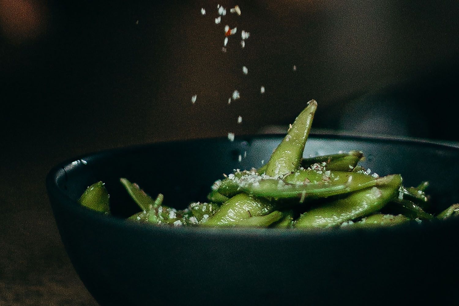 Añaden sal a un plato, aunque hay otras alternativas para que la comida no quede sosa / PEXELS