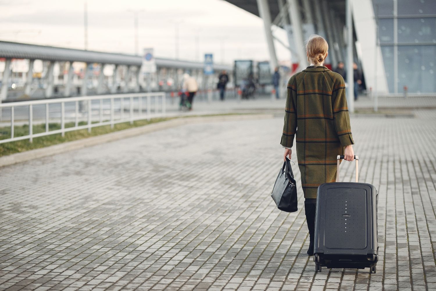 Una persona se encamina a la estación de tren con su maleta / PEXELS