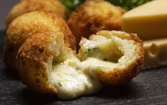 Una croqueta de queso Cabrales / FREEPIK