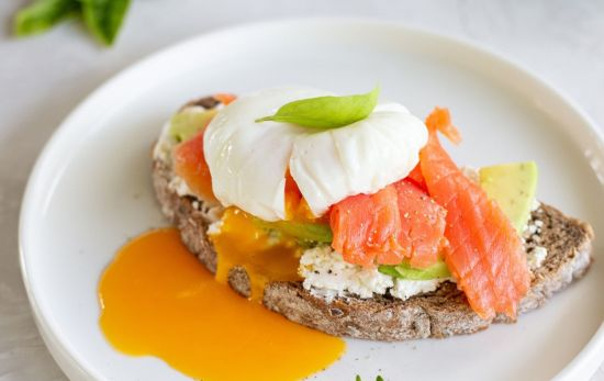 Una tostada con salmón y huevo / PEXELS