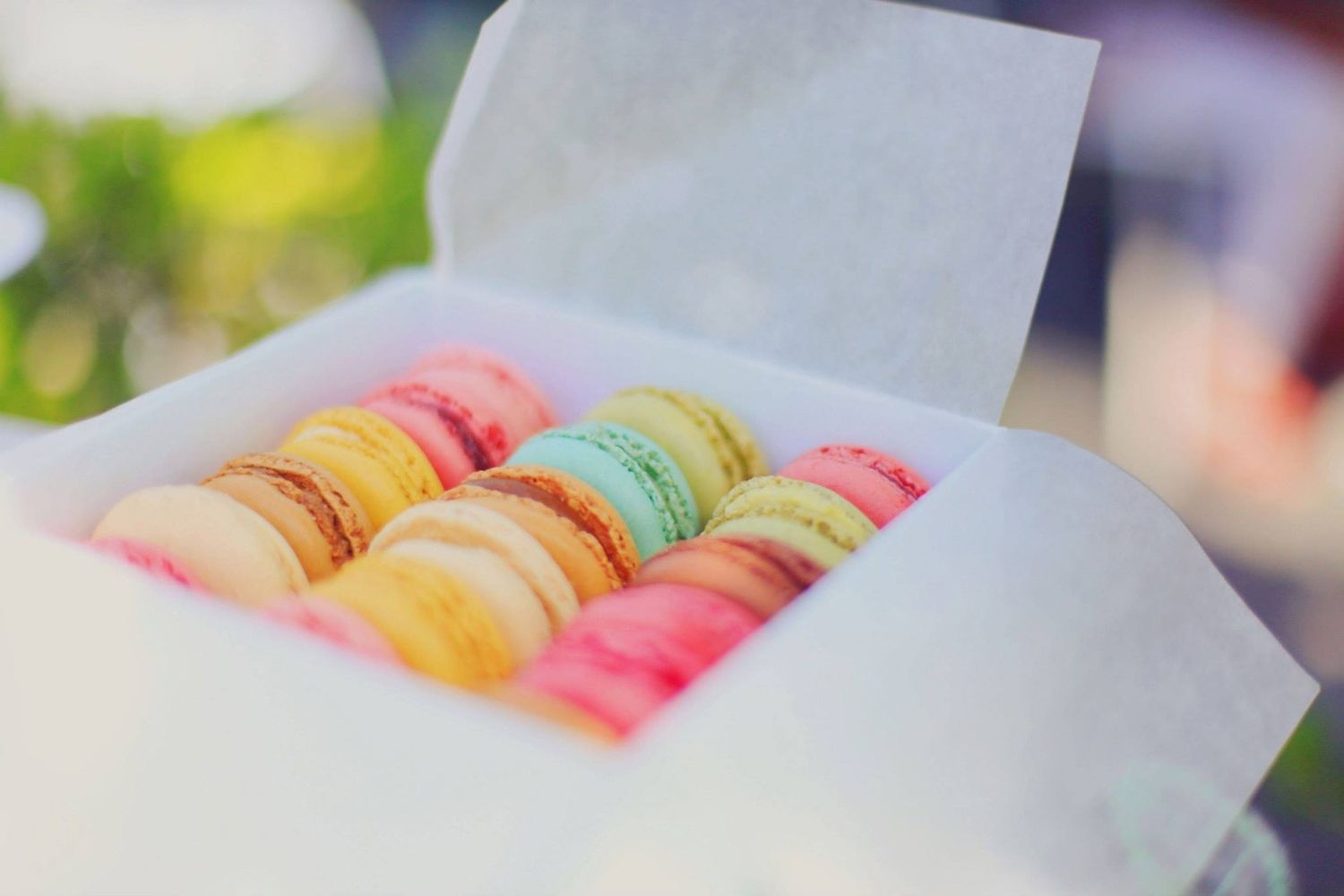 Una caja llena de macarons franceses / PIXABAY