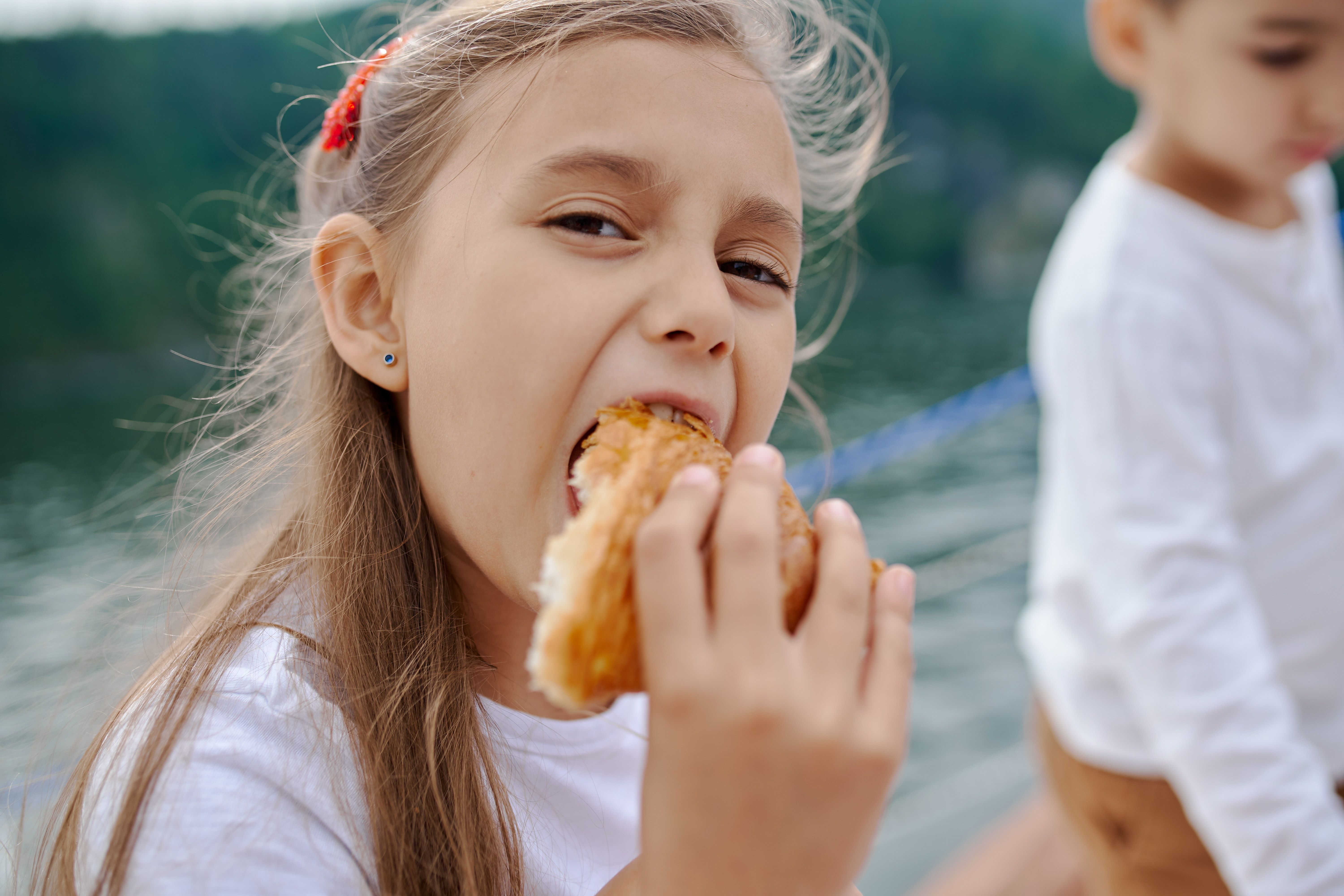 Una niña que desconoce las señales de su cuerpo para saber si toma demasiado azúcar se come un bollo  / PEXELS