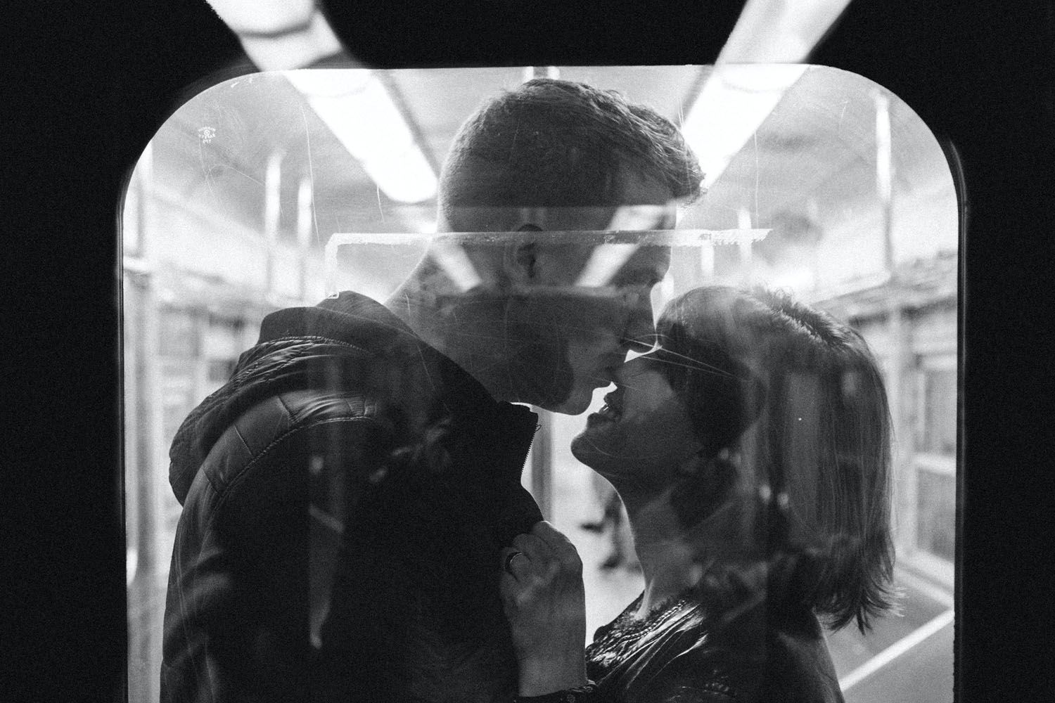 Una pareja se besa en el tren / PEXELS