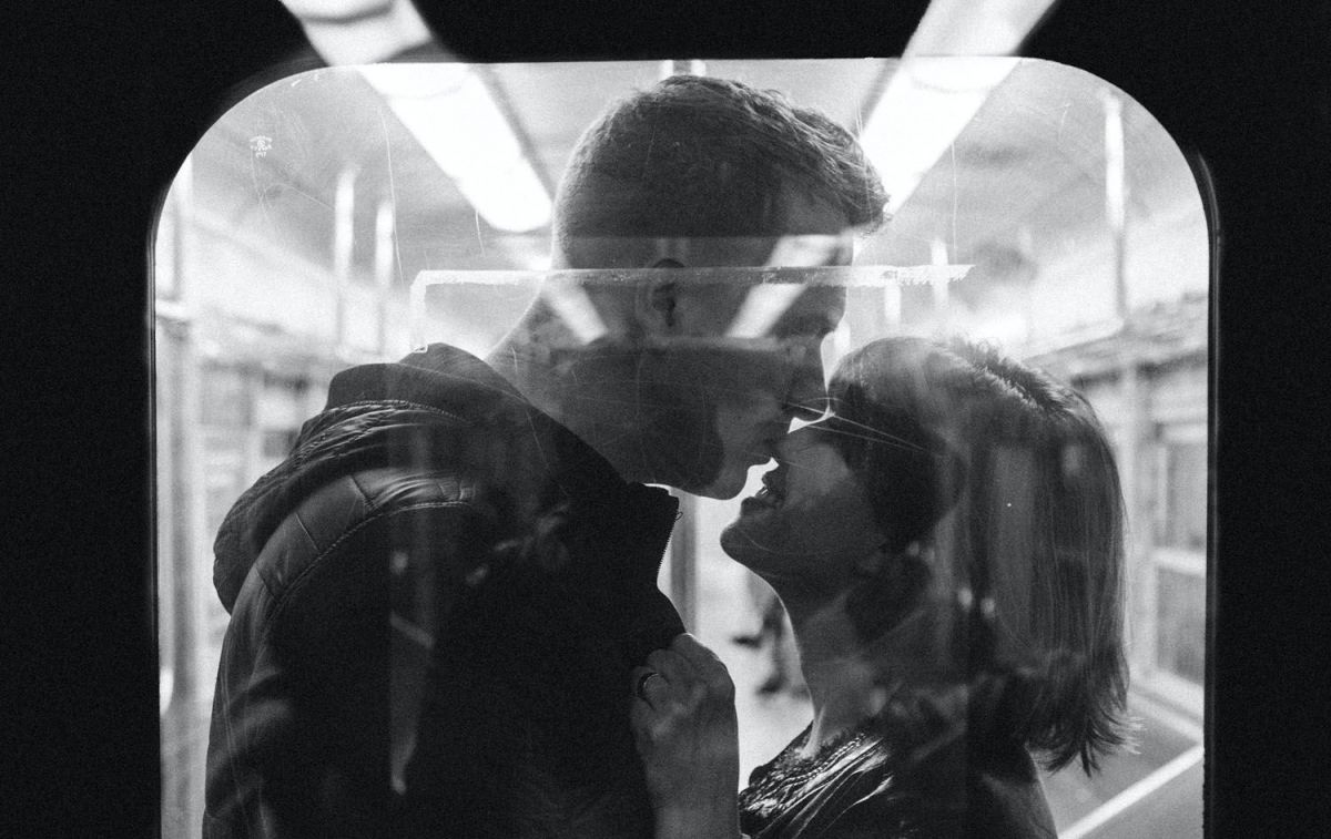 Una pareja se besa en el tren / PEXELS