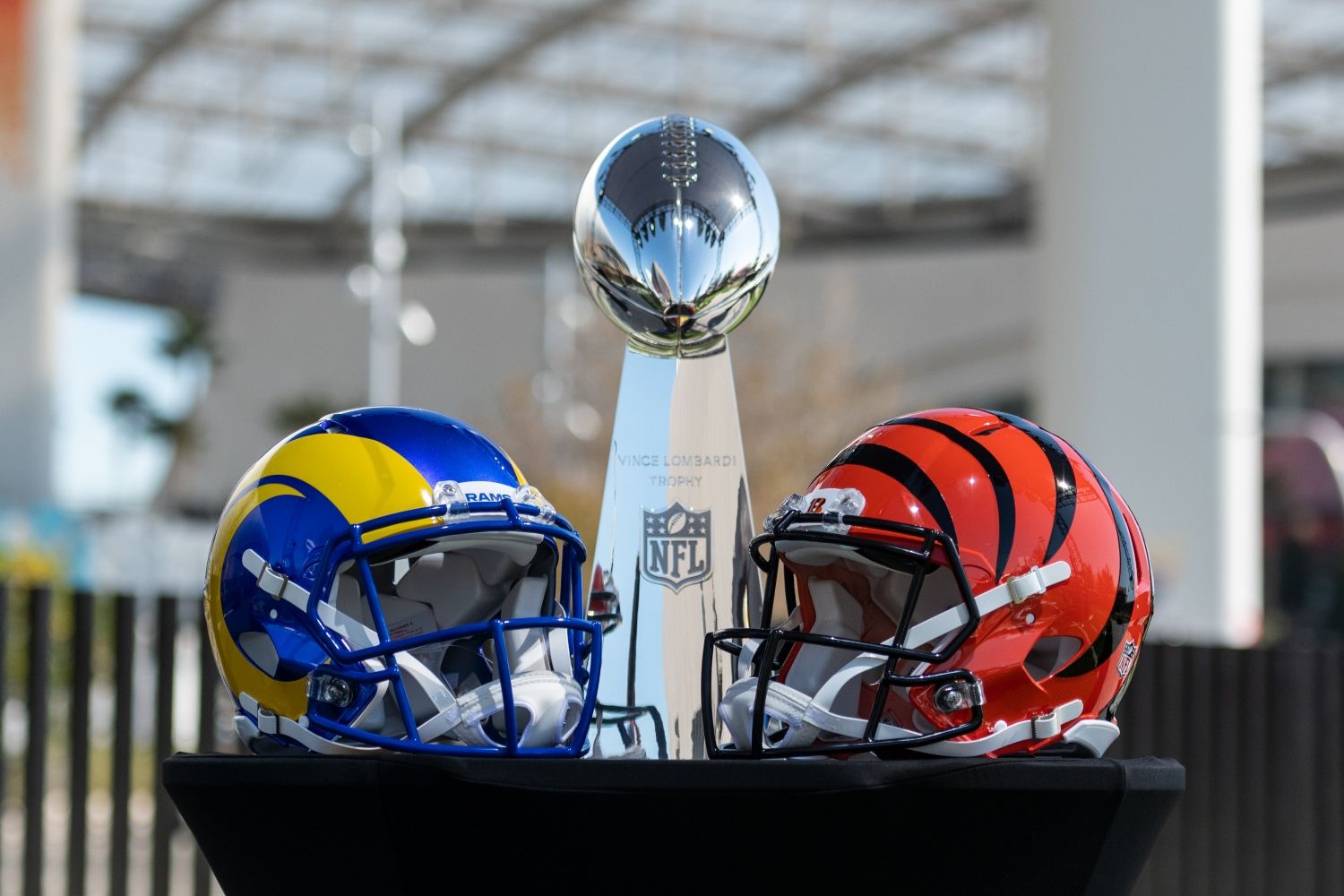 Los cascos de los equipos que se enfrentan a la Super Bowl de 2022 / EP