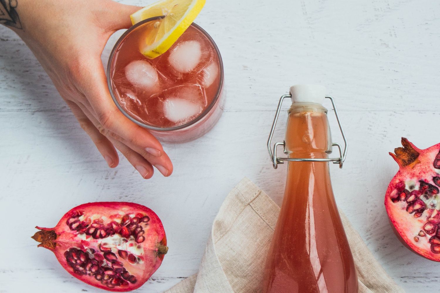 Una kombucha en un vaso / UNSPLASH