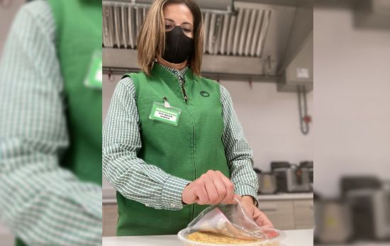 Una trabajadora abre el producto de tortilla de Mercadona/ MERCADONA