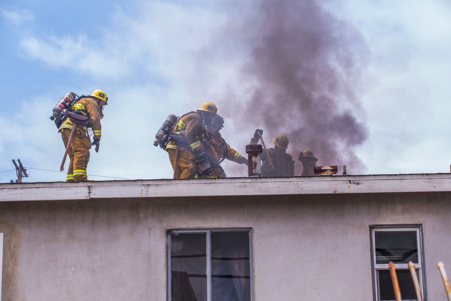 Unos bomberos tratan de apagar unos incendios /  PIXABAY