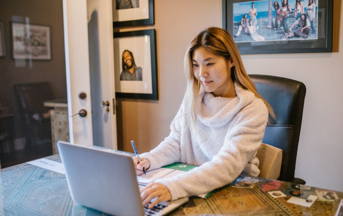 Una mujer hace un curso por internet / PEXELS
