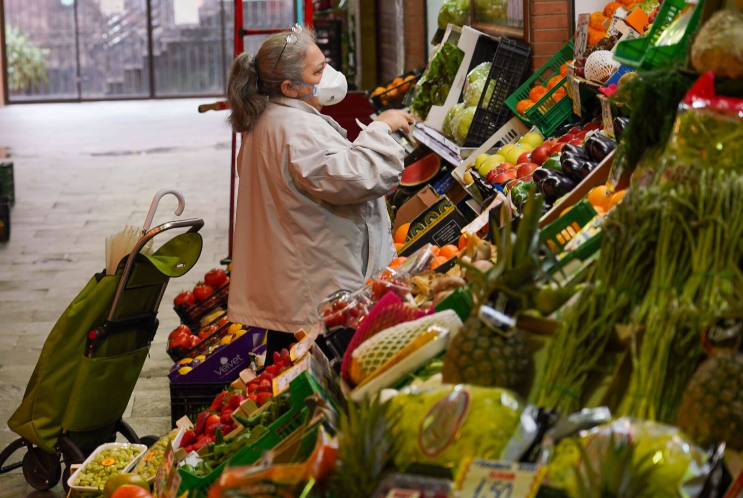 Una señora que compra en el supermercado productos de gran consumo  / PIXABAY