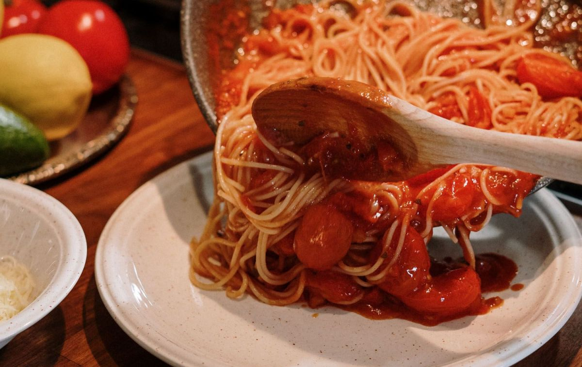 Un plato de pasta con tomate / PEXELS