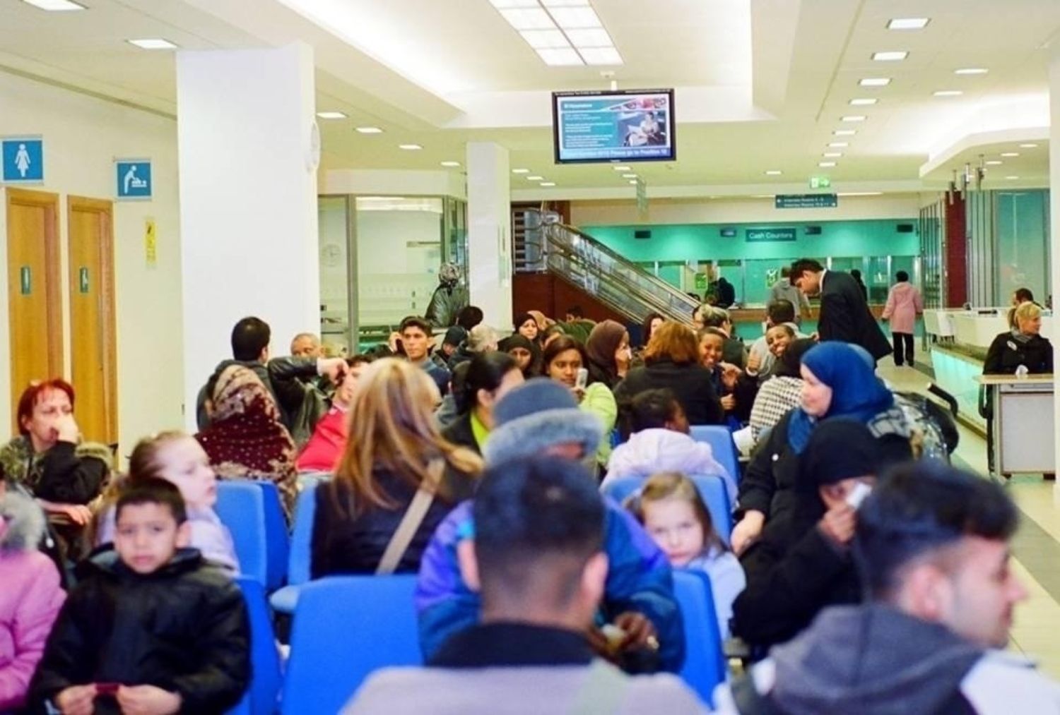 Varias personas esperan en una sala de un hospital / EP